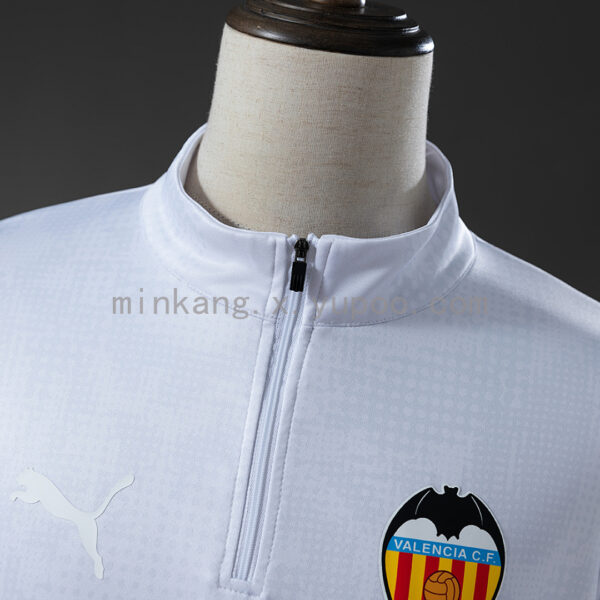Camiseta Valencia 2023/24 Entrenamiento — detalle escudo