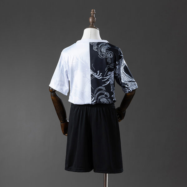 Camiseta Real Madrid 2024/25 Edición Especial - conjunto completo exhibido en maniquí