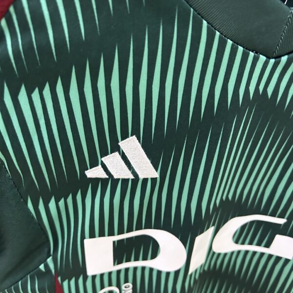 Camiseta Real Oviedo 2024/25 Tercera — detalle del escudo