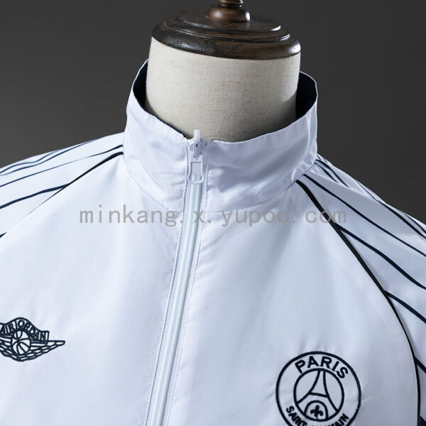 Camiseta Paris Saint-Germain 2022/23 Reversible - detalle escudo bordado