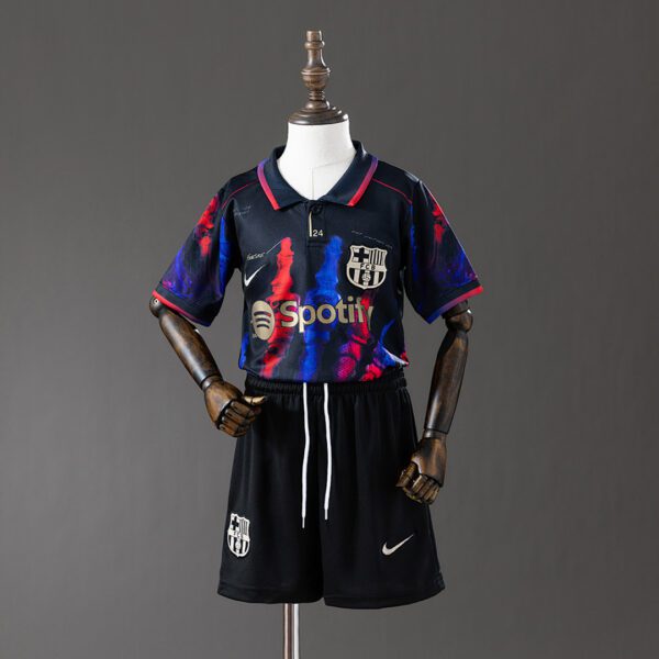 Camiseta Barcelona 2023/24 Edición Especial — detalle escudo