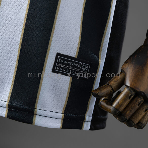 Camiseta Atlético Mineiro 2023/24 Local — vista en maniquí