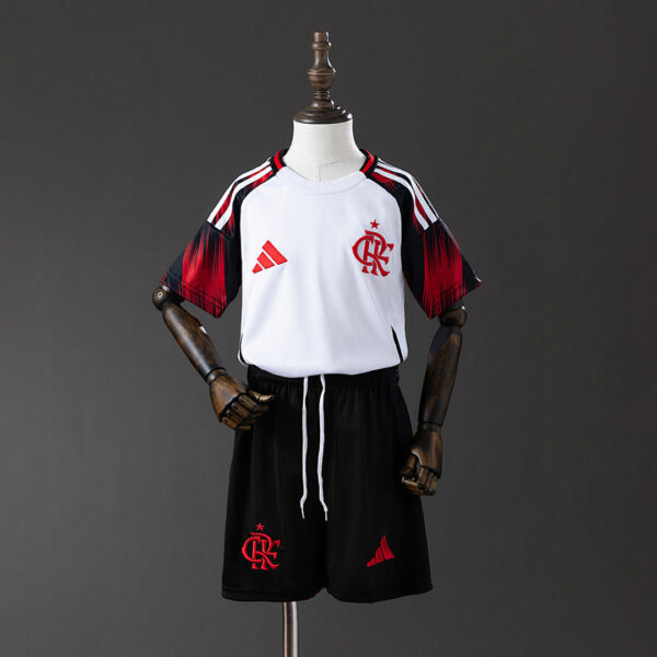 Camiseta Flamengo 2023/24 Visita — vista frontal completa del kit en maniquí