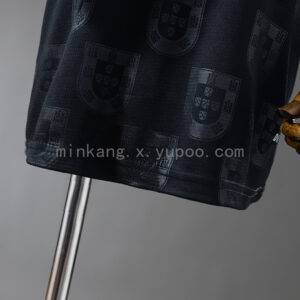 Camiseta Portugal 2026 Visita Nino - detalle escudo