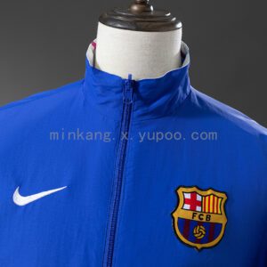 Camiseta FC Barcelona 2024/25 Reversible — detalle escudo