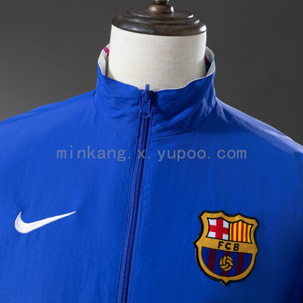 Camiseta FC Barcelona 2024/25 Reversible — detalle escudo