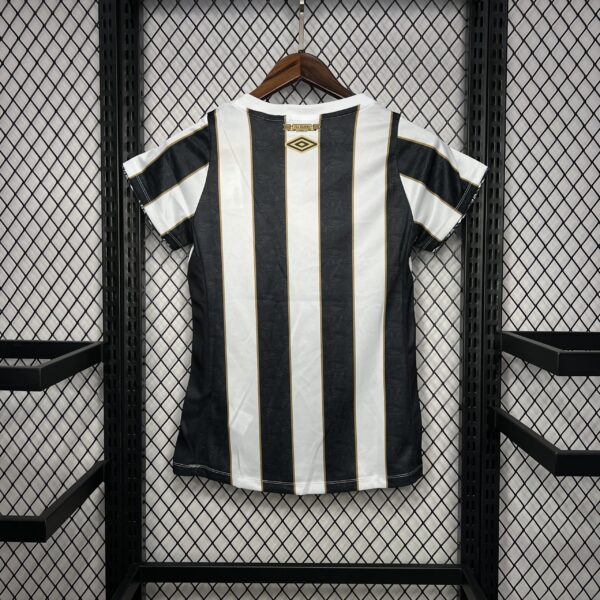 Camiseta Santos 2023 Local Mujer — detalle patrocinador frontal