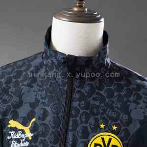 Camiseta Borussia Dortmund 2023/24 Cortaviento - detalle escudo