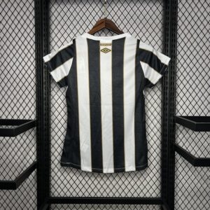 Camiseta Santos 2023 Local Mujer — puesta de frente en maniquí