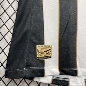 Camiseta Santos 2023 Local Mujer — detalle escudo ampliado