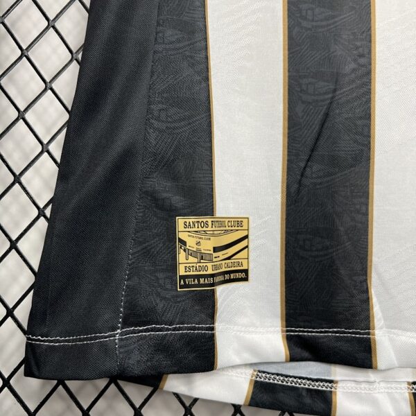 Camiseta Santos 2023 Local Mujer — detalle logo Umbro ampliado