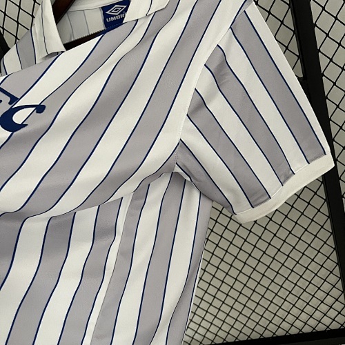 Camiseta Everton 1990 Retro Local - detalle del ribete azul