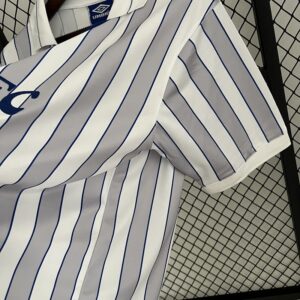 Camiseta Everton 1990 Retro Local - vista de la camiseta colgada