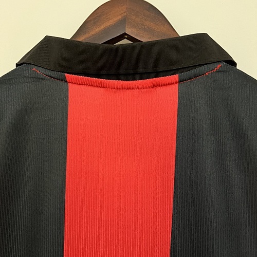 Camiseta Eintracht Frankfurt 1999/00 Retro Local - vista frontal en maniquí