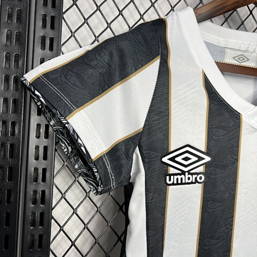 Camiseta Santos 2023 Local Mujer — detalle cuello V