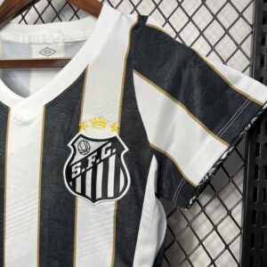 Camiseta Santos 2023 Local Mujer — detalle barra lateral oscura
