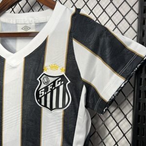 Camiseta Santos 2023 Local Mujer — vista general con fondo de rejilla