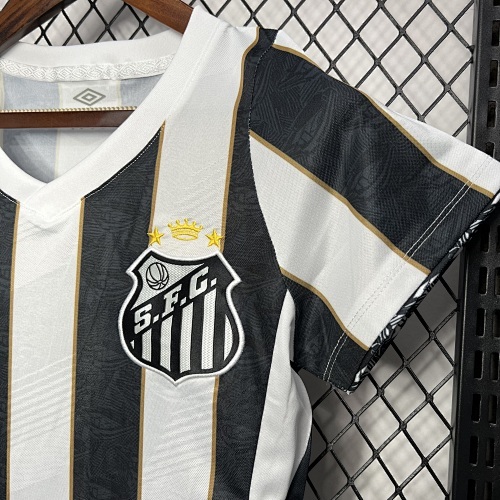 Camiseta Santos 2023 Local Mujer — vista general con fondo de rejilla