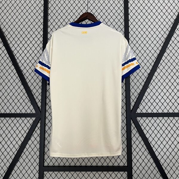 Camiseta Cruzeiro 2023/24 Edición Especial — detalle emblema dorado
