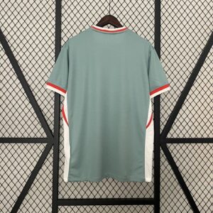 Camiseta Atletico Madrid 2022/23 Visita — detalle del ribete rojo del cuello
