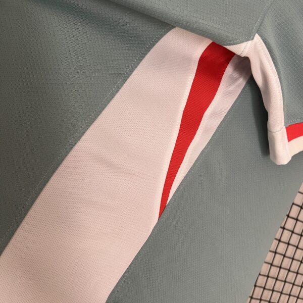 Camiseta Atletico Madrid 2022/23 Visita — primer plano del logo Nike