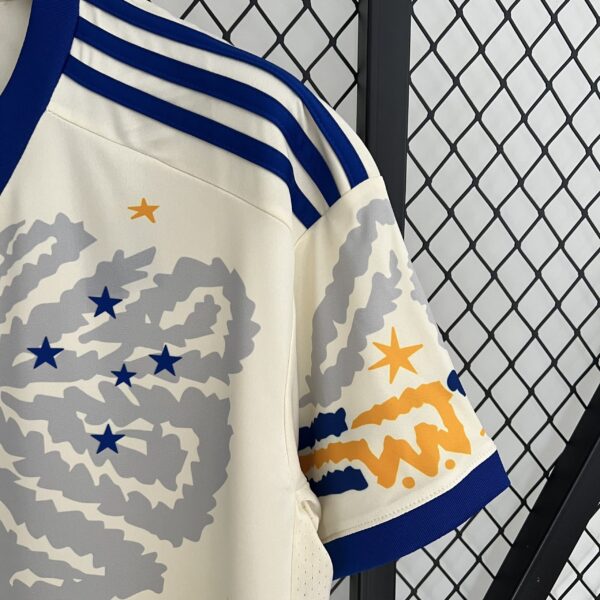 Camiseta Cruzeiro 2023/24 Edición Especial — vista desde ángulo inferior