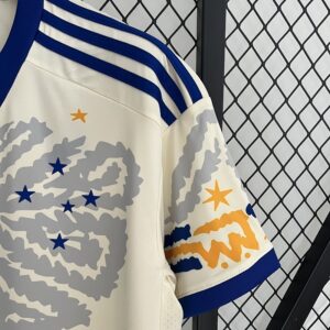 Camiseta Cruzeiro 2023/24 Edición Especial — detalle de las franjas de Adidas