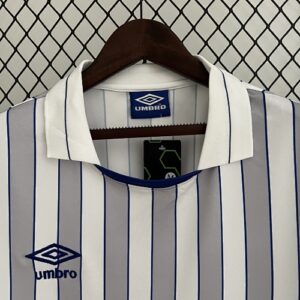 Camiseta Everton 1990 Retro Local - camiseta colgada en percha