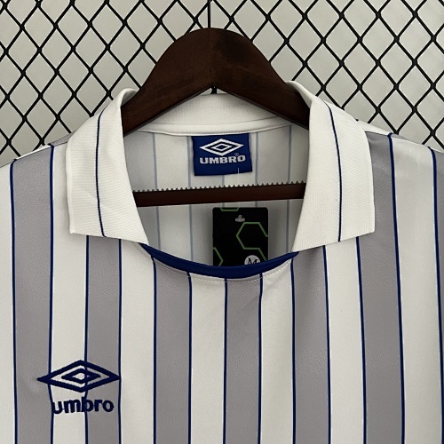 Camiseta Everton 1990 Retro Local - camiseta colgada en percha