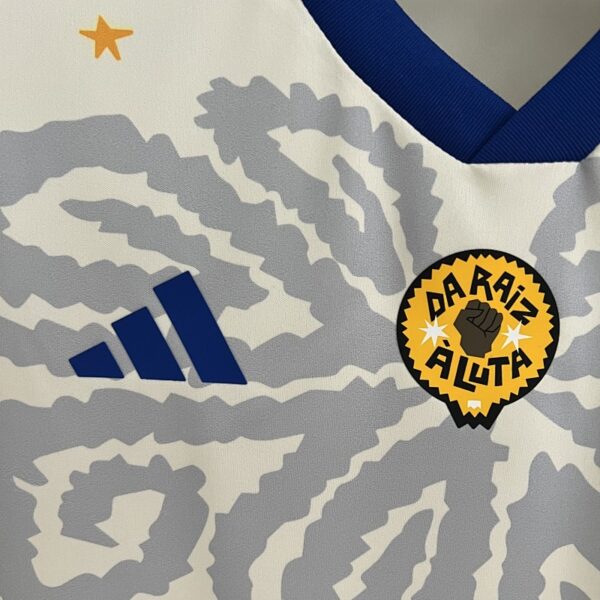 Camiseta Cruzeiro 2023/24 Edición Especial — vista colgada en perchero