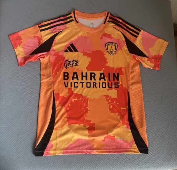 Camiseta Paris FC 2023 Edición Especial - detalle escudo