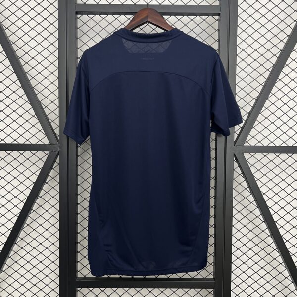 Camiseta Bahia 2024 Entrenamiento — vista con accesorios