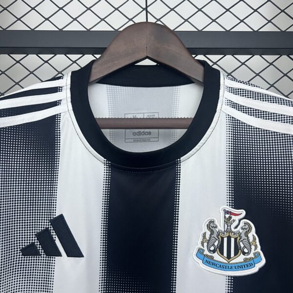 Camiseta Newcastle United 2024/25 Local - detalle
