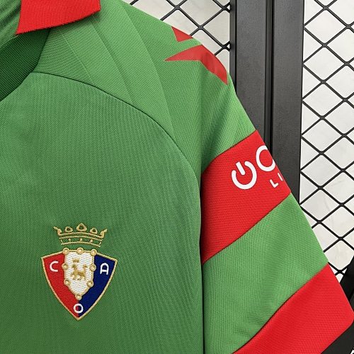 Camiseta Osasuna 2023/24 Visita — detalle escudo