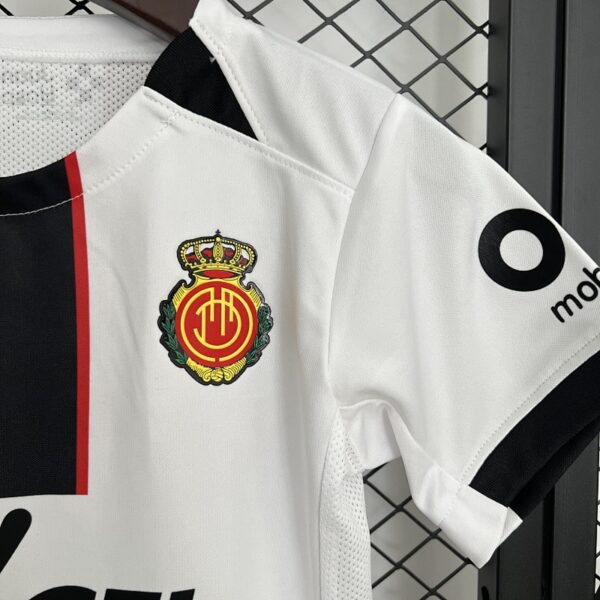 Camiseta RCD Mallorca 2023/24 Visita — detalle escudo
