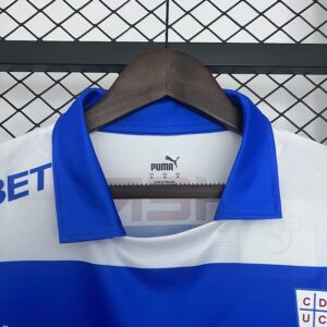 Camiseta Universidad Católica 2024/25 Edición Especial - detalle escudo