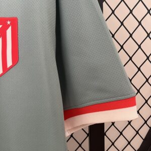 Camiseta Atletico Madrid 2022/23 Visita — detalle de las franjas del escudo