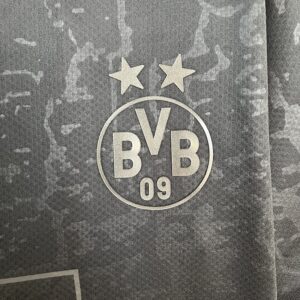 Camiseta Borussia Dortmund Edición Especial Oscura - detalle escudo