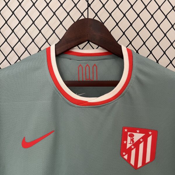 Camiseta Atletico Madrid 2022/23 Visita — vista con la camiseta semi-doblada