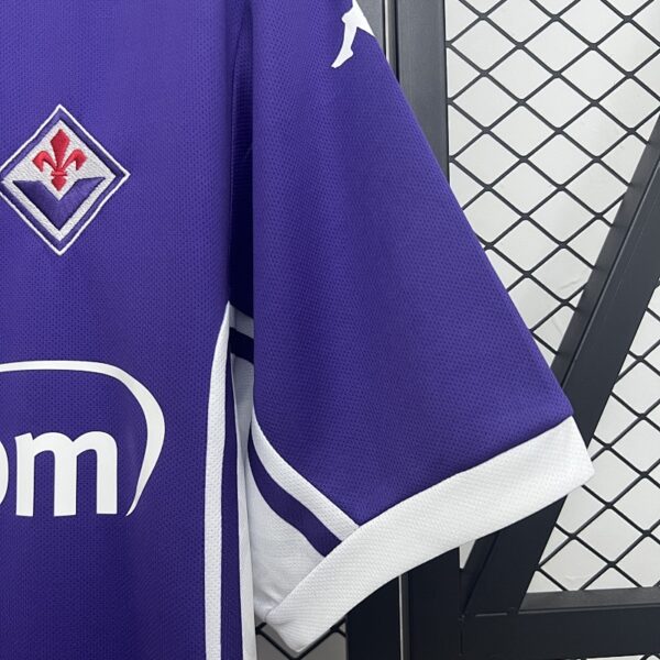 Camiseta Fiorentina 2024/25 Local - detalle del emblema del club