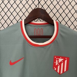 Camiseta Atletico Madrid 2022/23 Visita — detalle del oso y madroño del escudo