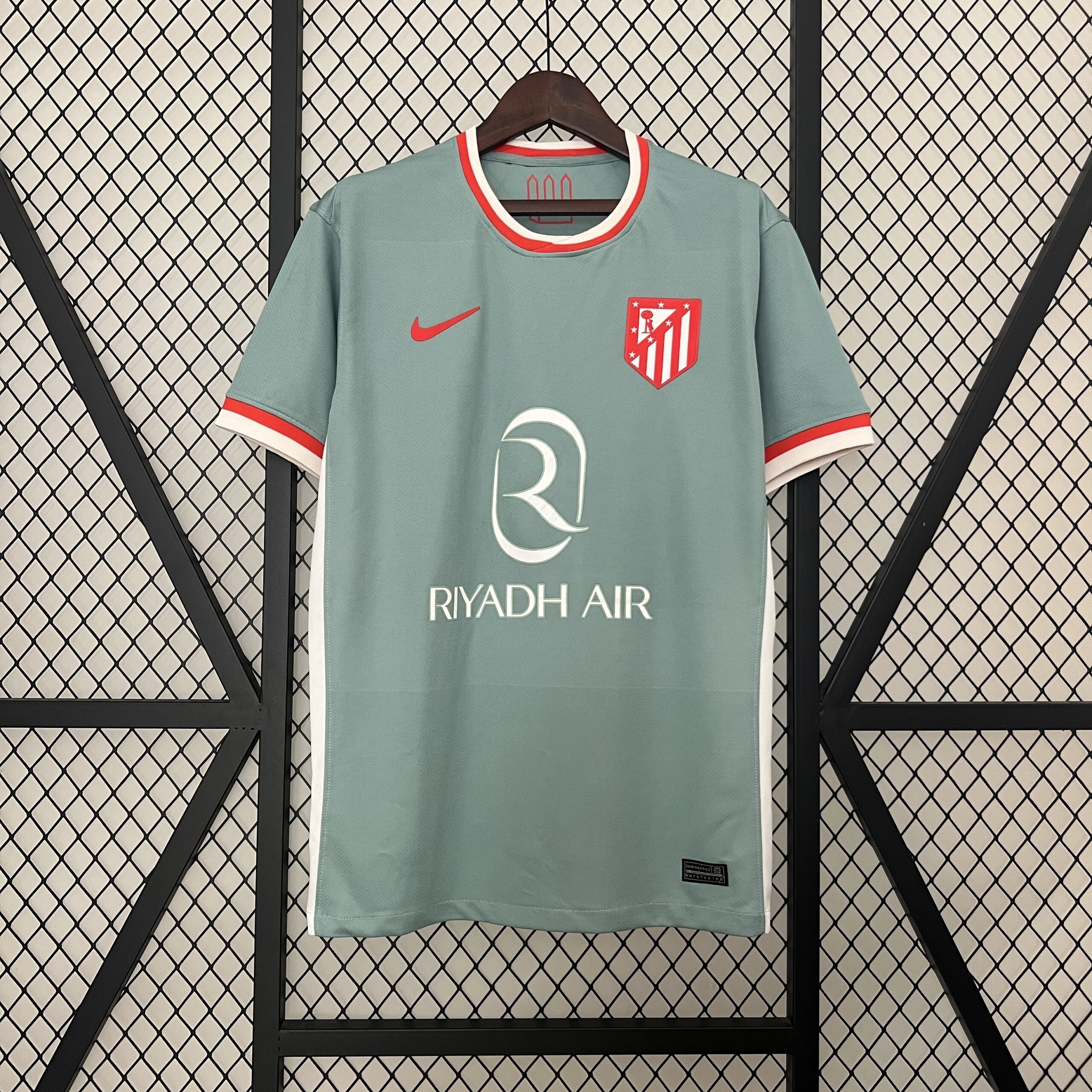 Camiseta Atletico Madrid 2022/23 Visita — detalle escudo