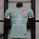 Camiseta Atletico Madrid 2023/24 Tercera Version Jugador — detalle escudo