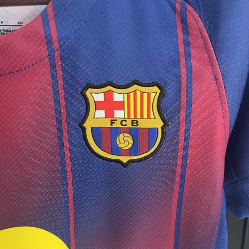 Camiseta Barcelona 2022/23 Local Mujer — detalle escudo