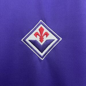 Camiseta Fiorentina 2024/25 Local - enfoque en el sponsor