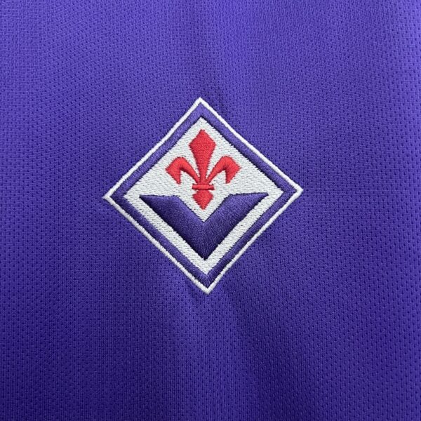 Camiseta Fiorentina 2024/25 Local - enfoque en el sponsor