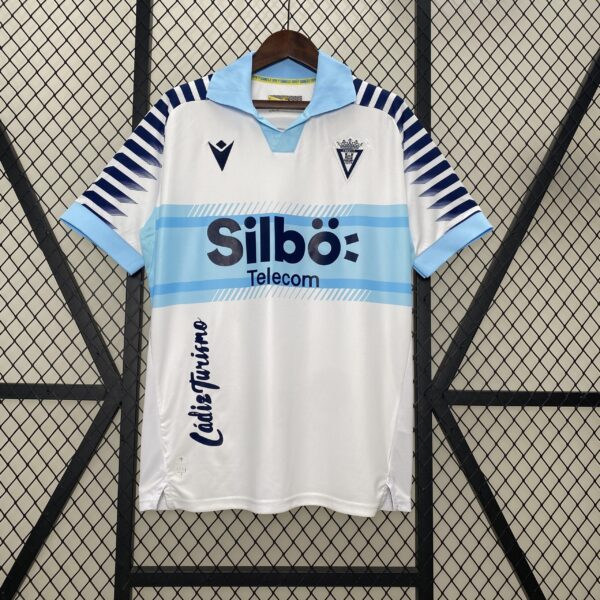 Camiseta Cádiz CF 2020/21 Visita — detalle escudo