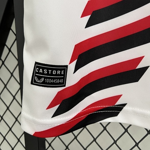 Camiseta Bayer Leverkusen 2023/24 Local - detalle escudo
