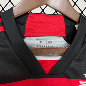 Camiseta Flamengo 2024/25 Alternativa Mujer — detalle banda roja inferior