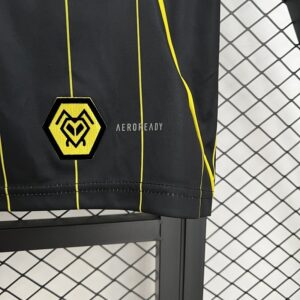 Camiseta Wolverhampton Wanderers 2023/24 Visita — detalle escudo